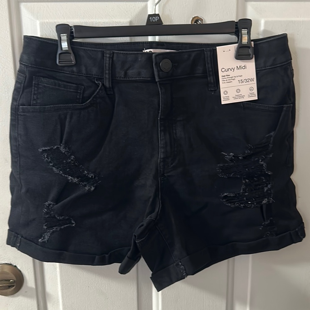 SO JUNIOR’S CURVY MIDI DISTRESSED SHORTS: BLACK: NWT: SZ 15